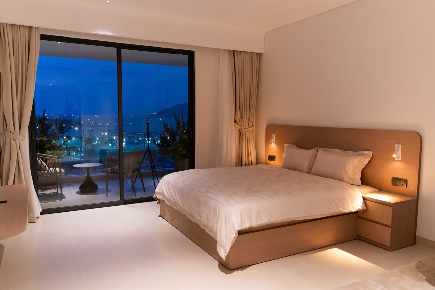 Phòng ngủ căn hộ mẫu với cửa kính lớn
